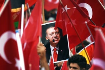 Während eines Auftritts von Recep Tayip Erdogan im Mai 2014 in Köln werden türkische Fahnen geschwenkt.