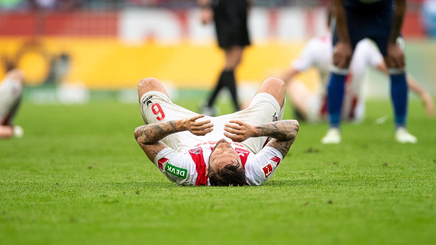 Enttäuschung nach Schlusspfiff: Kölns Marco Höger liegt nach der Partie auf dem Rasen.