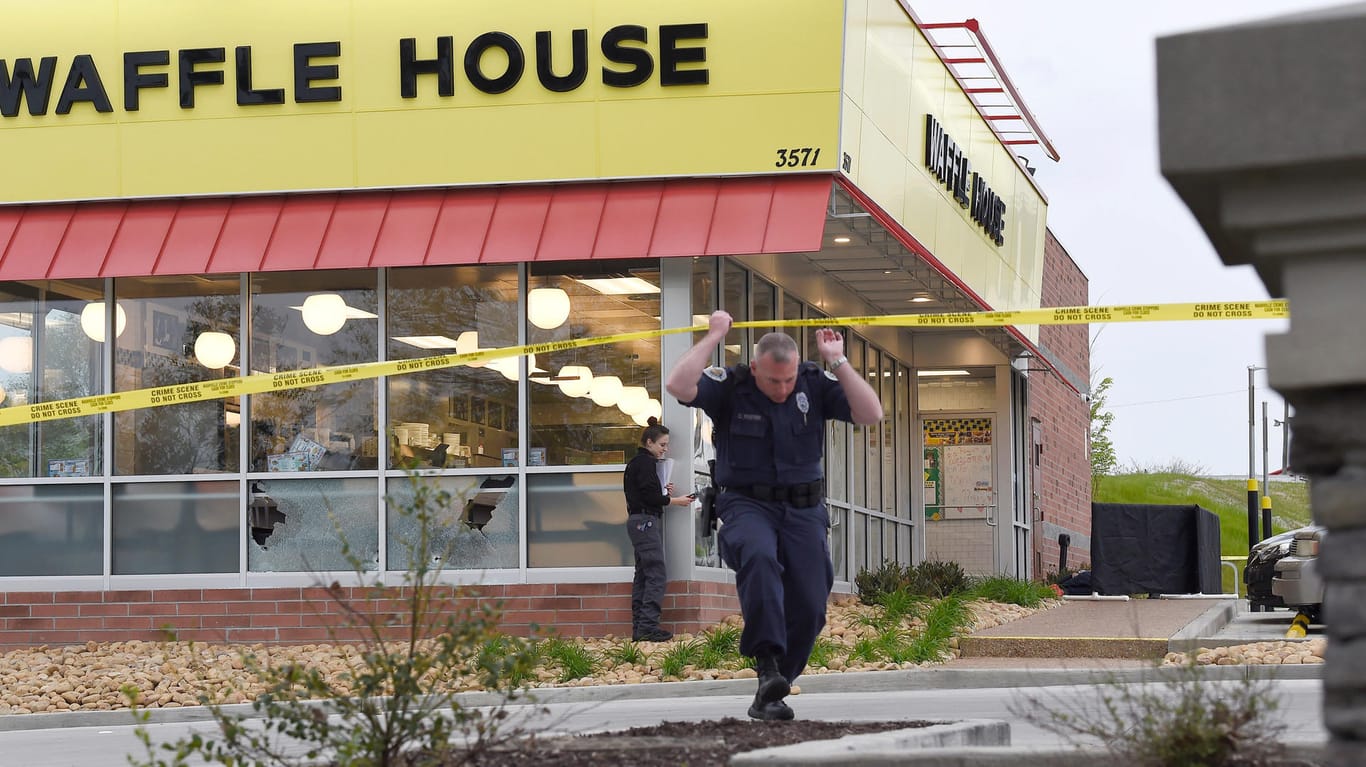 Das "Waffle House": Ein 29-Jähriger, der hier vier Menschen tötete, ist immer noch auf der Flucht.
