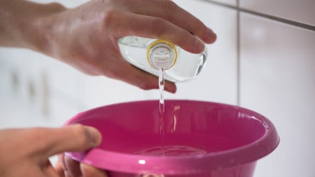 Essig ersetzt so manchen Spezialreiniger aus dem Supermarkt.