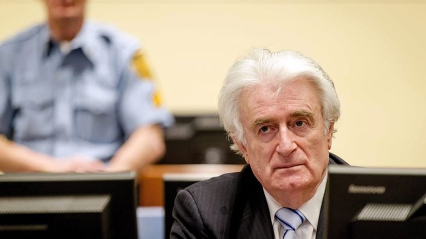 Radovan Karadzic sitzt im März 2016 auf der Anklagebank des UN-Kriegsverbrechertribunals in Den Haag.