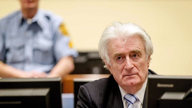 Radovan Karadzic sitzt im März 2016 auf der Anklagebank des UN-Kriegsverbrechertribunals in Den Haag.