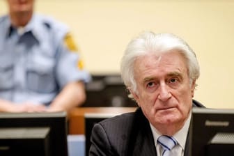 Radovan Karadzic sitzt im März 2016 auf der Anklagebank des UN-Kriegsverbrechertribunals in Den Haag.