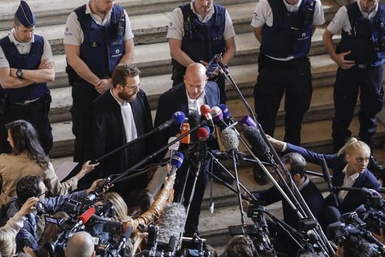 Die Verteidiger von Abdeslam sprechen nach dem Prozess mit Journalisten.