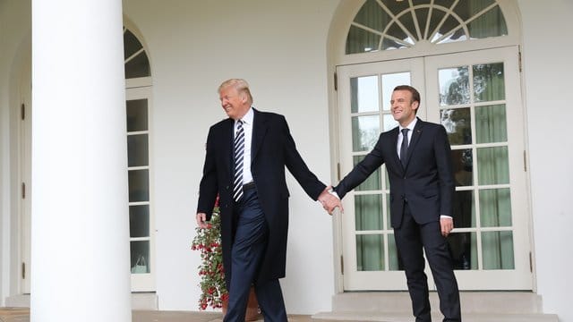 Donald Trump und Emmanuel Macron gehen Hand in Hand zum Oval Office im Weißen Haus. Donald Trump und Emmanuel Macron gehen Hand in Hand zum Oval Office im Weißen Haus.
