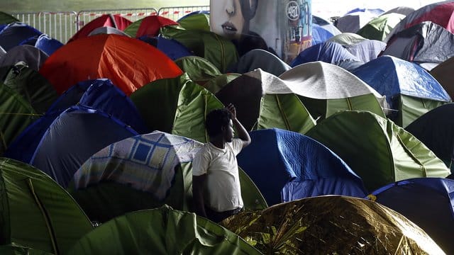 Die Zahl der Asylanträge ist in Frankreich im vergangenen Jahr weiter gestiegen, obwohl sie sich in Europa insgesamt halbiert hat.