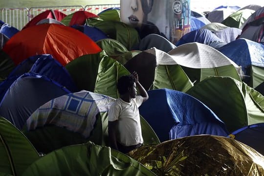 Die Zahl der Asylanträge ist in Frankreich im vergangenen Jahr weiter gestiegen, obwohl sie sich in Europa insgesamt halbiert hat.