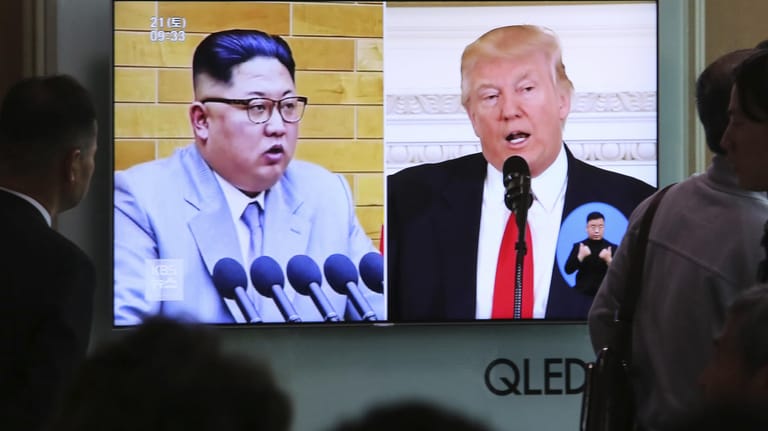 Archivaufnahmen auf einem TV-Bildschirm in Seoul, Südkorea von US-Präsident Donald Trump und dem nordkoreanischen Machthaber Kim Jong Un: Ihnen bietet sich eine historische Chance auf einen Friedensvertrag.