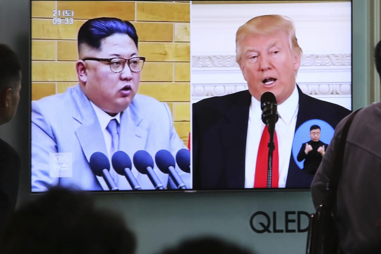 Archivaufnahmen auf einem TV-Bildschirm in Seoul, Südkorea von US-Präsident Donald Trump und dem nordkoreanischen Machthaber Kim Jong Un: Ihnen bietet sich eine historische Chance auf einen Friedensvertrag.