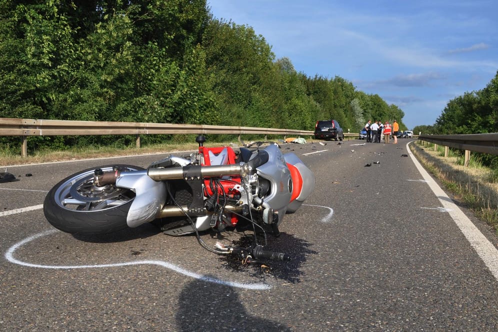Ein Motorrad liegt nach einem Unfall auf der Straße: Am sonnigen Wochenende sind in Deutschland viele Biker bei Unfällen gestorben. (Archivbild)