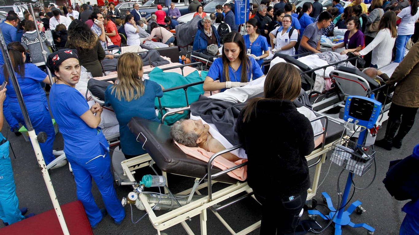 Pflegepersonal kümmert sich um die evakuierten Patienten in Concepción (Chile): Bei einer Gasexplosion in einem Krankenhaus kam es zu mehreren Toten und Verletzten.