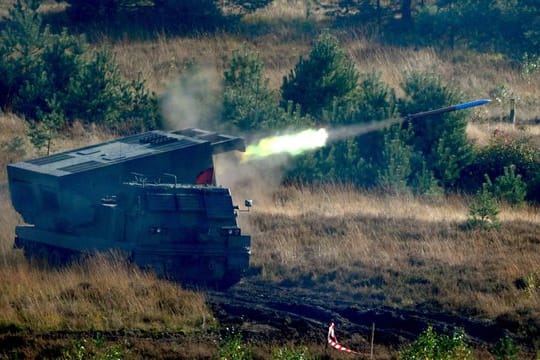 Ein Artillerie-Raketenwerfer vom Typ MARS feuert während einer Informationslehrübung ein Geschoss ab.