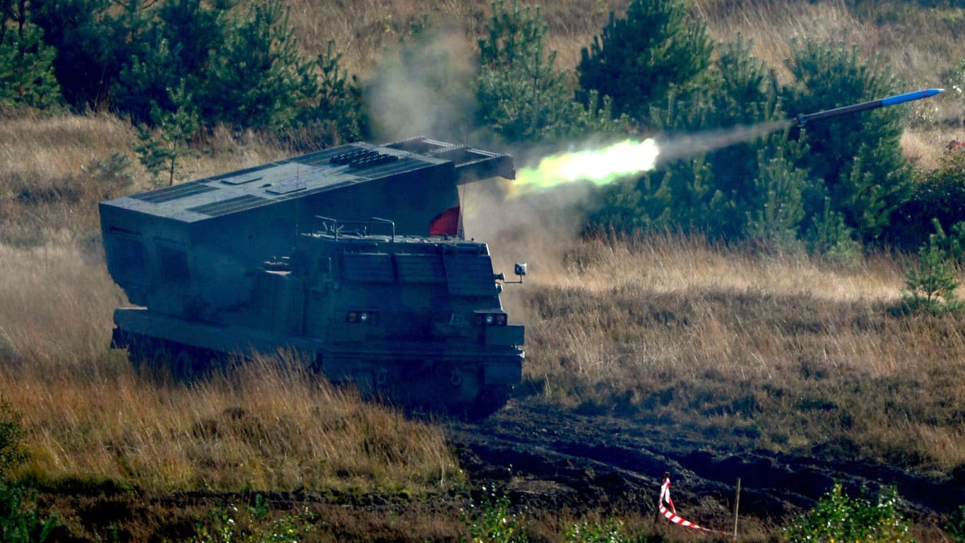 Ein Artillerie-Raketenwerfer der Bundeswehr feuert während einer Übung: Die Truppe soll unter anderem neue Raketenwerfer, Rettungshubschrauber und Gefechtsstände erhalten.