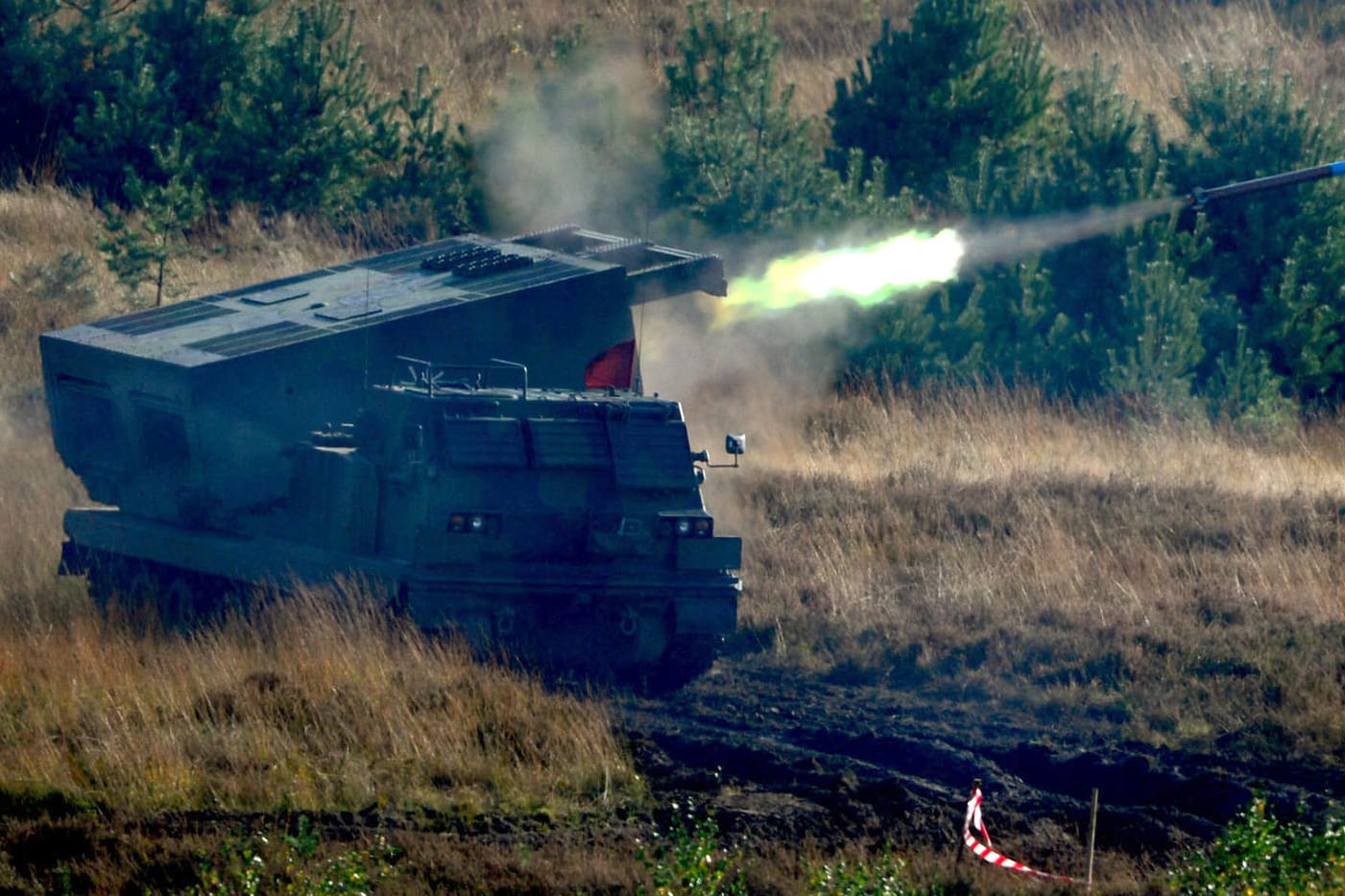 Ein Artillerie-Raketenwerfer der Bundeswehr feuert während einer Übung: Die Truppe soll unter anderem neue Raketenwerfer, Rettungshubschrauber und Gefechtsstände erhalten.