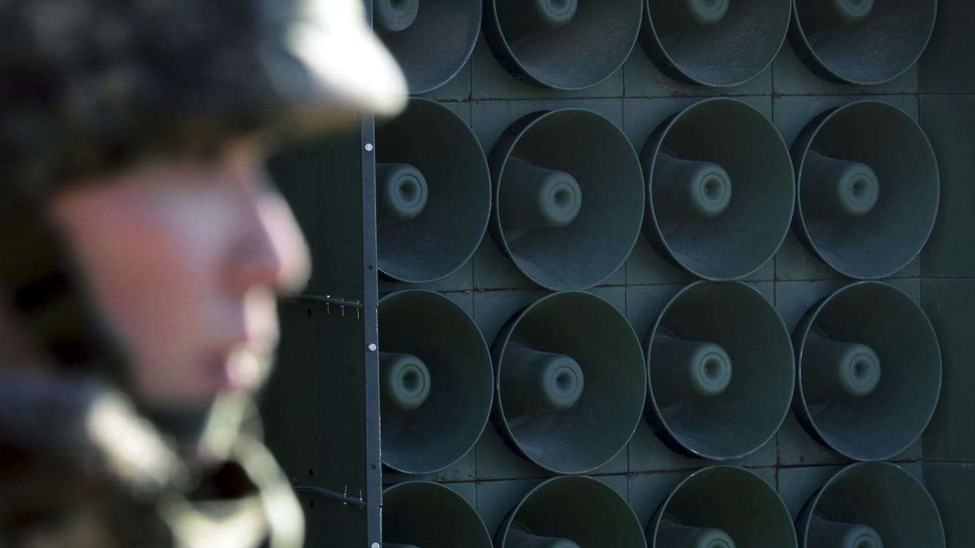 Ein südkoreanischer Soldat steht vor einer Wand aus Lautsprechern an der Grenze zu Nordkorea: Kurz vor dem Gipfeltreffen der koreanischen Nachbarstaaten hat Südkorea Regierung den vorläufigen Stopp der Lautsprecherpropaganda verkündet.