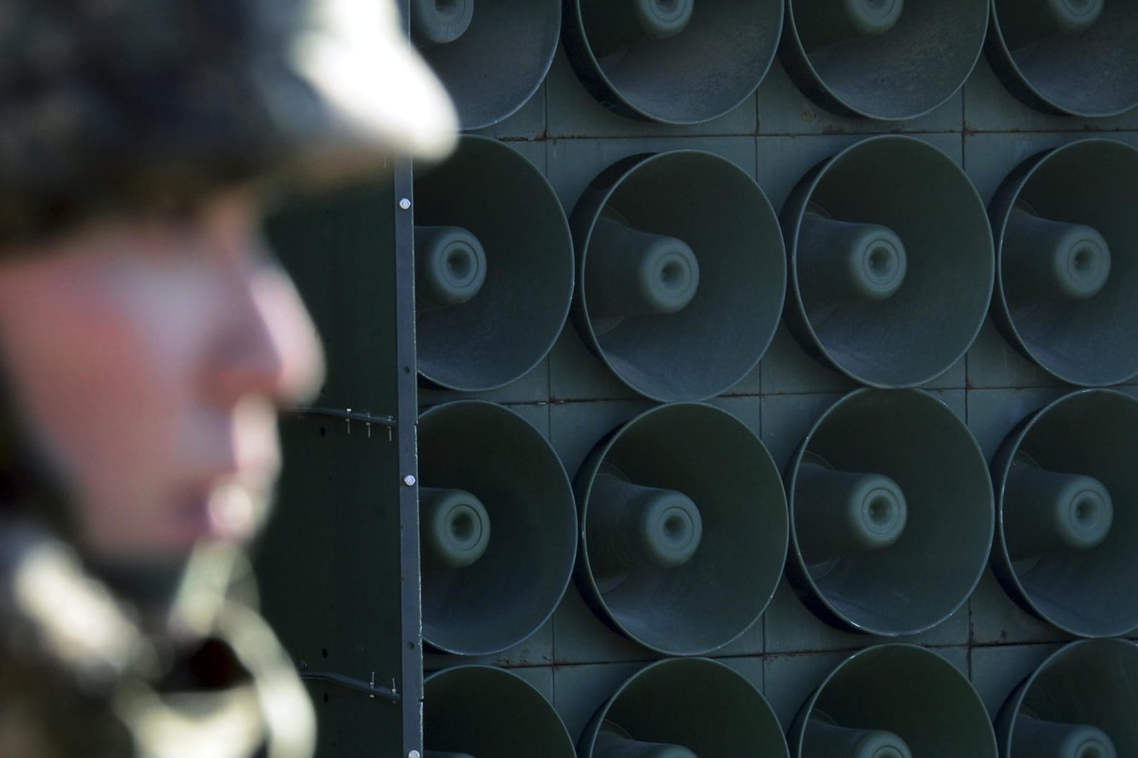 Ein südkoreanischer Soldat steht vor einer Wand aus Lautsprechern an der Grenze zu Nordkorea: Kurz vor dem Gipfeltreffen der koreanischen Nachbarstaaten hat Südkorea Regierung den vorläufigen Stopp der Lautsprecherpropaganda verkündet.