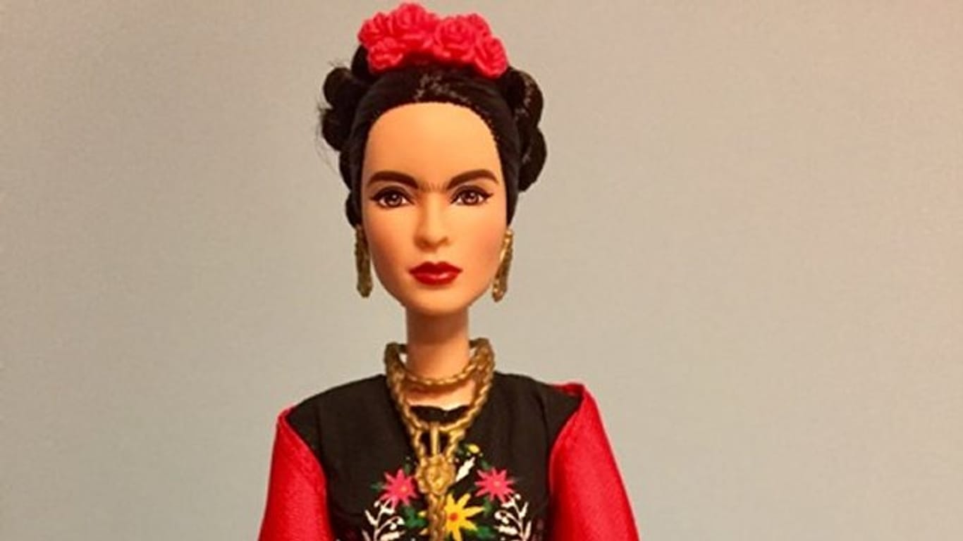 Eine der Malerin Frieda Kahlo nachempfundene Barbie-Puppe.
