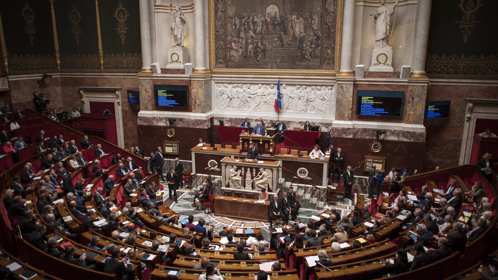 Die Nationalversammlung in Paris (Frankreich): Die französischen Abgeordneten haben ein umstrittenes Gesetzespaket zur Verschärfung der Einwanderungs- und Asylgesetze beschlossen. (Archivbild) Die Nationalversammlung in Paris (Frankreich): Die französischen Abgeordneten haben ein umstrittenes Gesetzespaket zur Verschärfung der Einwanderungs- und Asylgesetze beschlossen. (Archivbild)