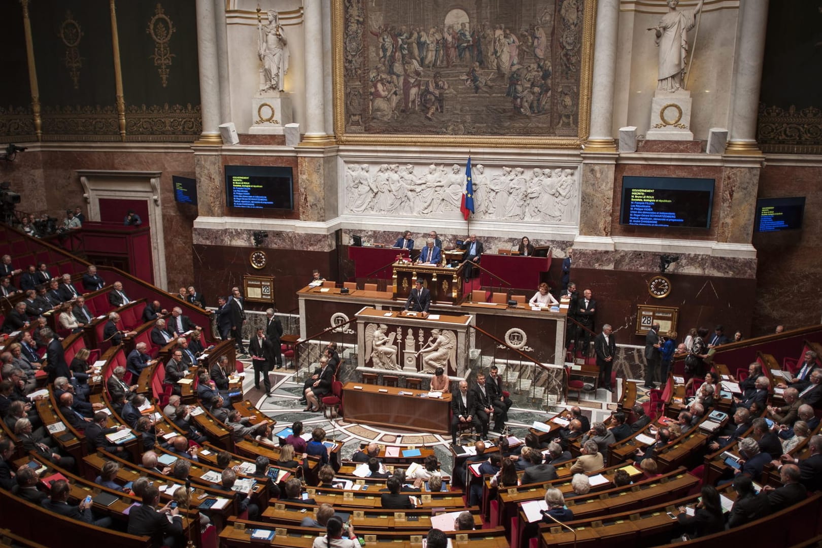 Die Nationalversammlung in Paris (Frankreich): Die französischen Abgeordneten haben ein umstrittenes Gesetzespaket zur Verschärfung der Einwanderungs- und Asylgesetze beschlossen. (Archivbild)