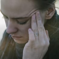 Migräne kommt oft ganz plötzlich. Frauen sind häufiger betroffen als Männer.