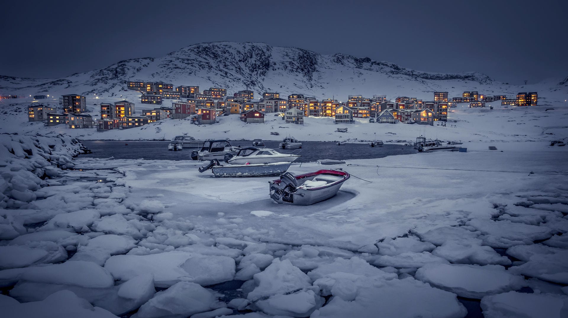Der winterliche Hafen von Nuuk, der Hauptstadt Grönlands: Viele Grönländer wünschen sich eine Unabhängigkeit von Dänemark. Der winterliche Hafen von Nuuk, der Hauptstadt Grönlands: Viele Grönländer wünschen sich eine Unabhängigkeit von Dänemark.