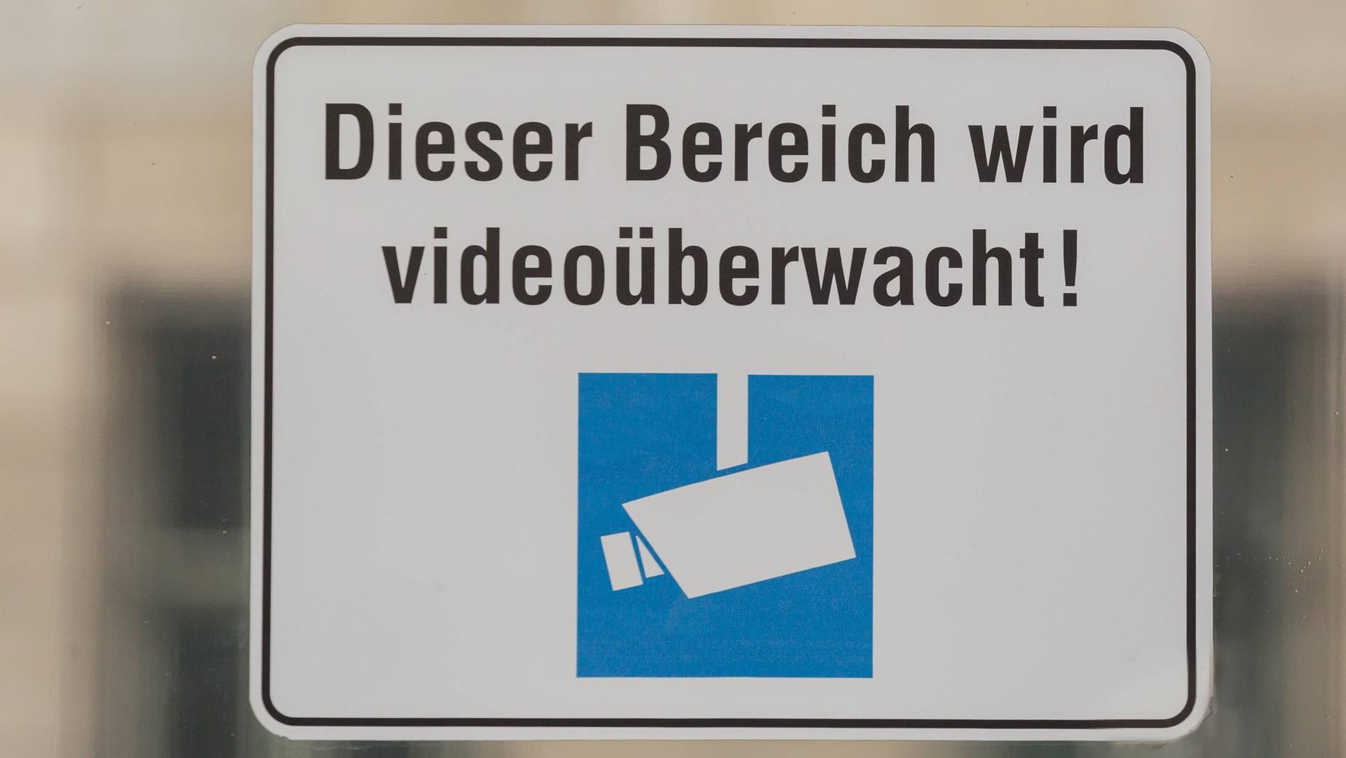 Schild mit Hinweis auf Videoüberwachung: Im privaten Bereich oft problematisch.