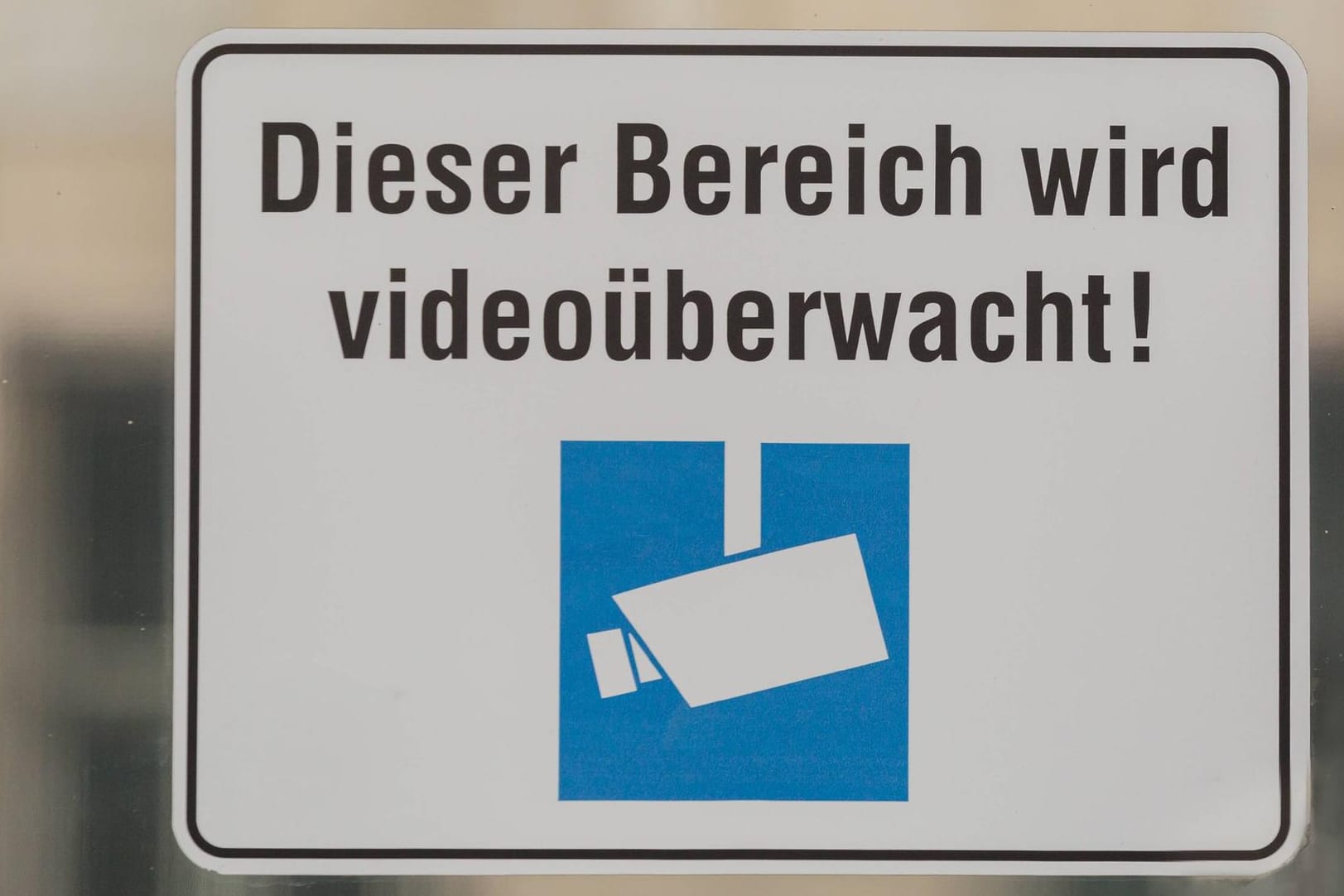 Schild mit Hinweis auf Videoüberwachung: Im privaten Bereich oft problematisch.