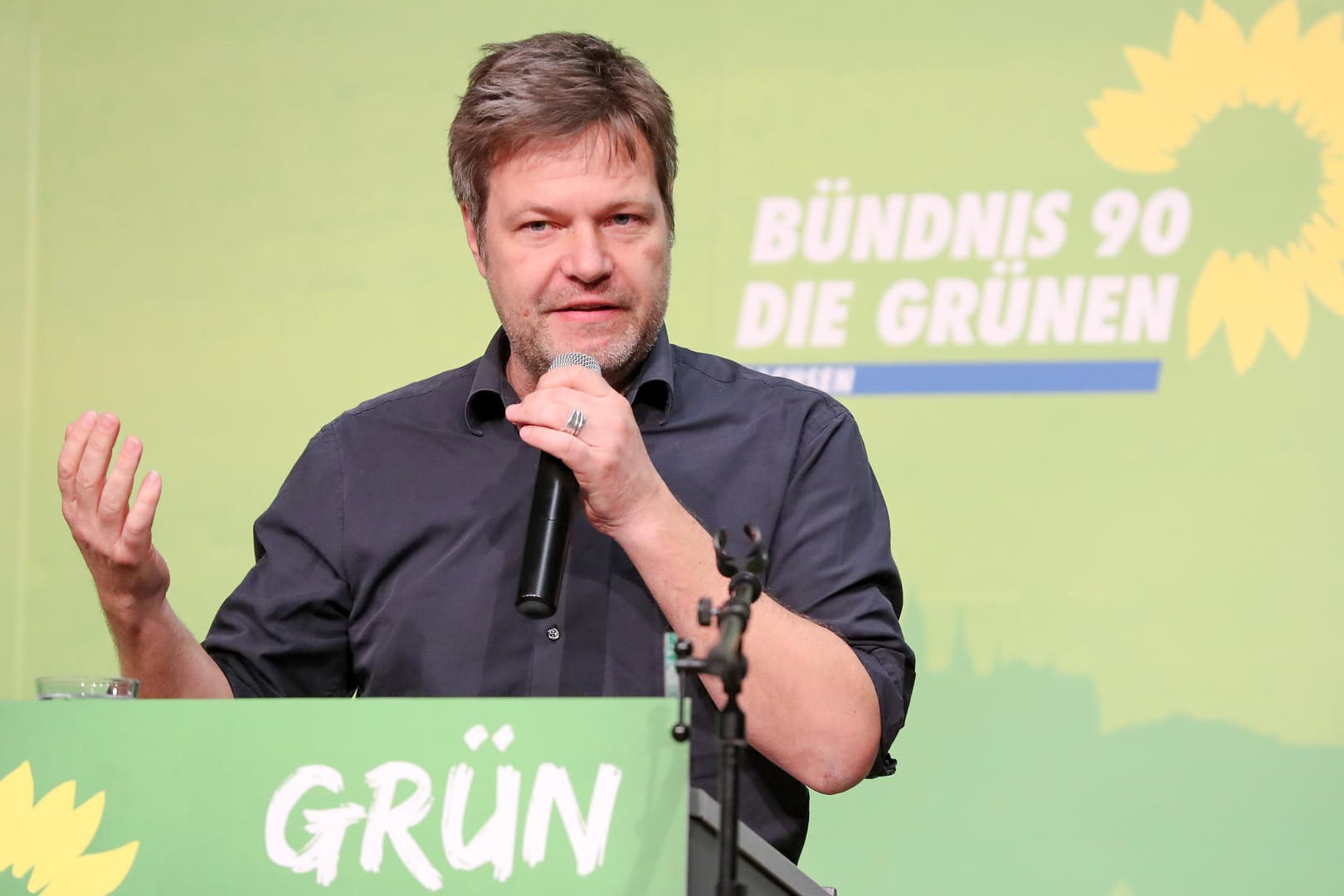 Robert Habeck, Bundesvorsitzender von Bündnis 90/Die Grünen spricht auf einer Landesdelegiertenkonferenz: Der Grünen-Chef hat eine Plastiksteuer für Wegwerkprodukte gefordert. (Archivbild)