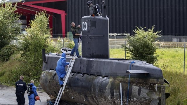 Beamte der Spurensicherung untersuchen das U-Boot "Nautilus" des dänischen Ingenieurs Peter Madsen.