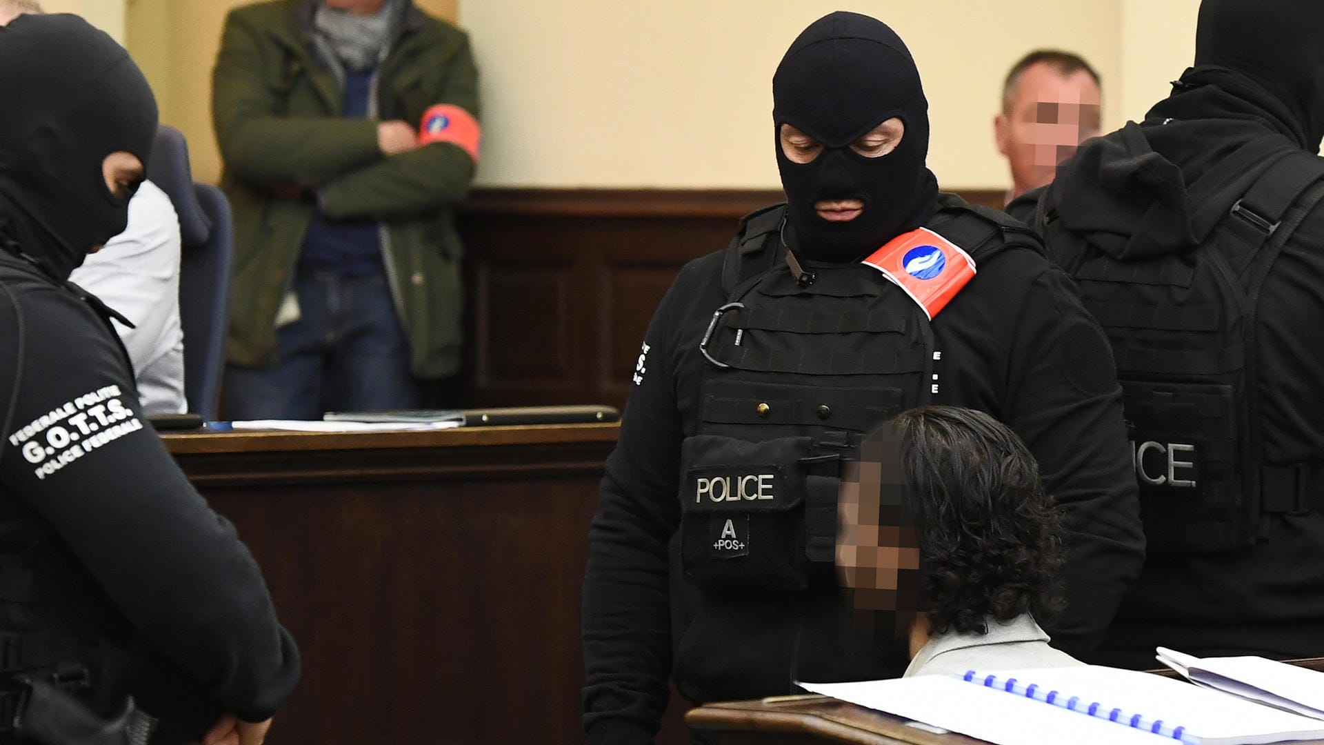 Der mutmaßliche islamistische Terrorist Salah Abdeslam (vorn): Ein Gericht in Brüssel hat ihn wegen des Schusswechsels bei seiner Verhaftung verurteilt.