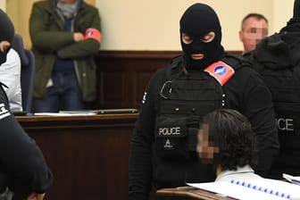 Der mutmaßliche islamistische Terrorist Salah Abdeslam (vorn): Ein Gericht in Brüssel hat ihn wegen des Schusswechsels bei seiner Verhaftung verurteilt.