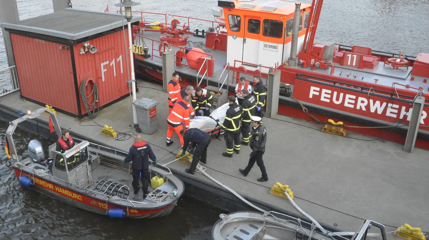 Hamburg: Eine Leiche wird von einem Boot der Feuerwehr Hamburg auf einen Steg im Hafen getragen. Bei der am Montagmorgen aus der Elbe in der Hamburger Hafencity geborgenen Leiche handelt es sich mit hoher Wahrscheinlichkeit um den vermissten Schotten Liam Colgan.