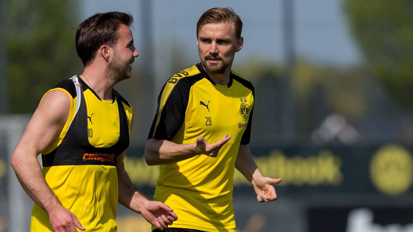 Marcel Schmelzer (r.) mit Mario Götze beim BVB-Training. Der Kapitän steht derzeit auf dem Abstellgleis.