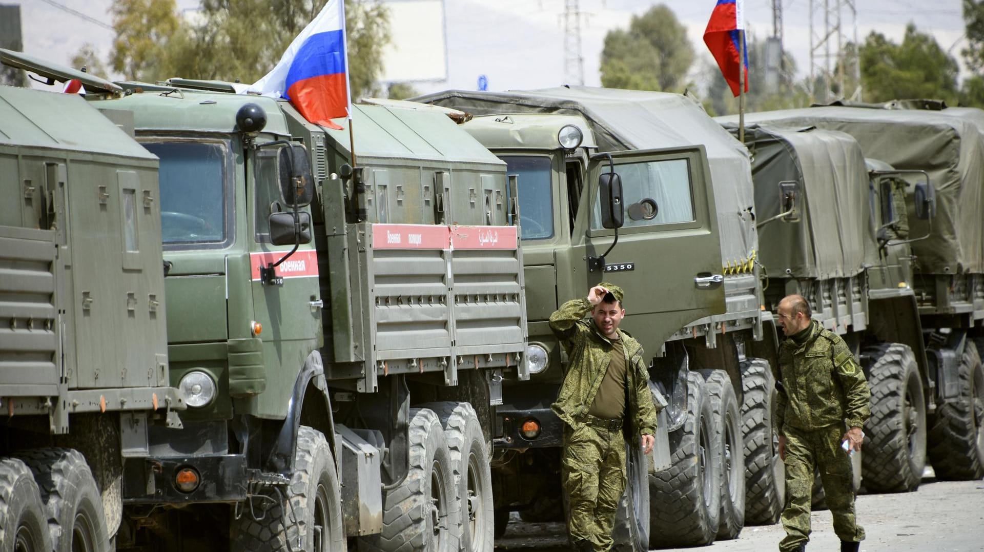 Syrien, Ost-Ghuta: Russische Militärpolizisten stehen neben Militärfahrzeugen in der Region Ost-Ghuta in der Nähe der Stadt Duma.