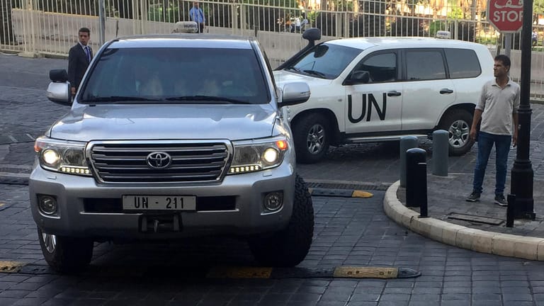 Mitglieder der Organisation für ein Verbot der Chemiewaffen (OPCW) kommen in Damaskus an: Das UN-Team sollte die Lage in Duma erkunden, bevor dort Experten der OPCW ihre Untersuchung eines möglichen Giftgasangriffs aufnehmen.