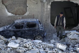 Ein Mann im syrischen Duma nahe der Stelle, an der Giftgas eingesetzt worden sein soll: Einige Überlebende machen die Rebellengruppe Dschaisch al-Islam (Armee des Islam) für den Giftgasangriff verantwortlich, ohne jedoch hierfür Beweise zu haben.