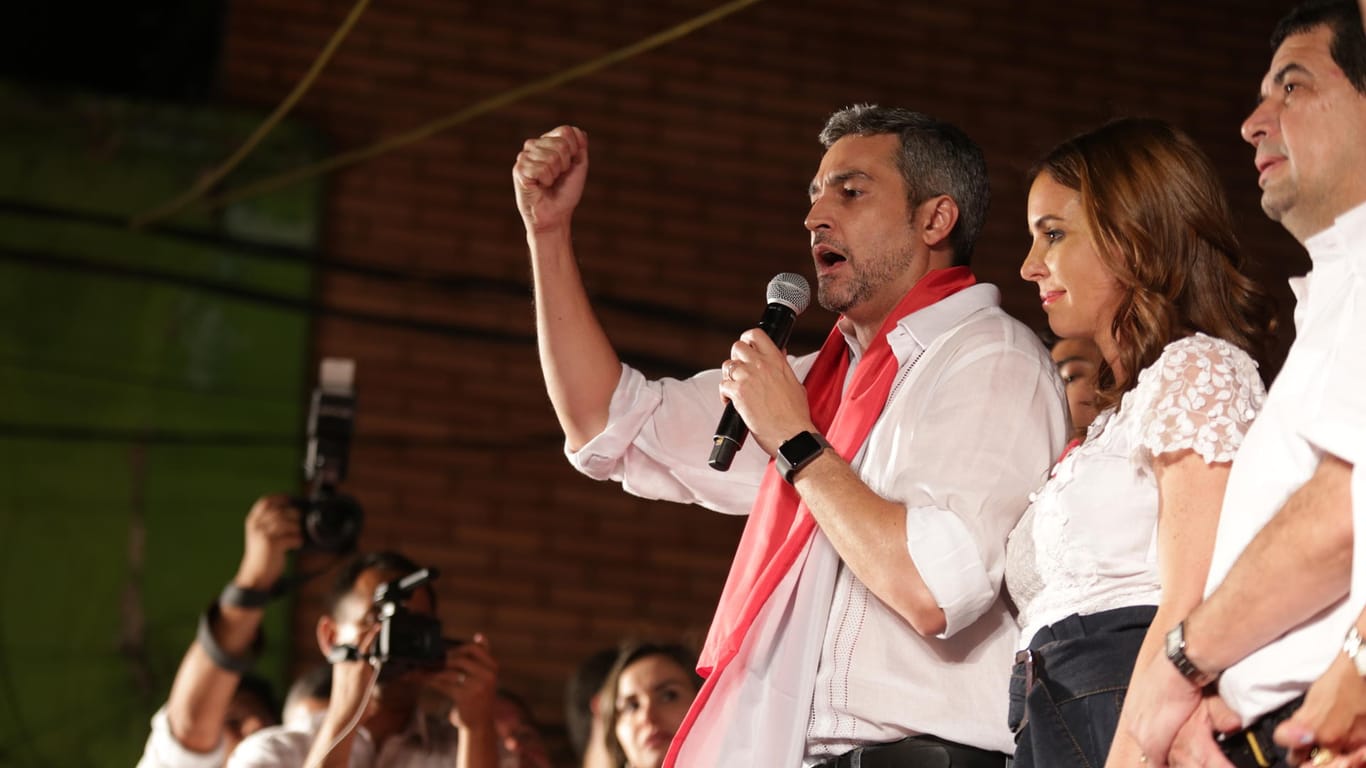 Mario Abdo Benitez, Kandidat der mächtigen Colorado-Partei, spricht zu seinen Unterstützern: Der 46-Jährige Konservative hat die Präsidentenwahl in Paraguay gewonnen.