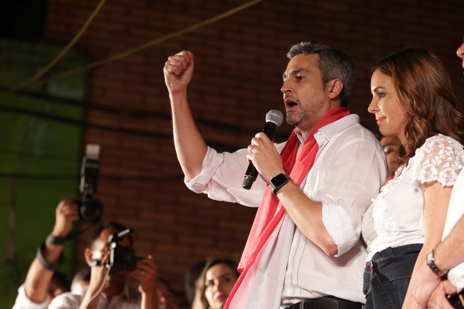 Mario Abdo Benitez, Kandidat der mächtigen Colorado-Partei, spricht zu seinen Unterstützern: Der 46-Jährige Konservative hat die Präsidentenwahl in Paraguay gewonnen.