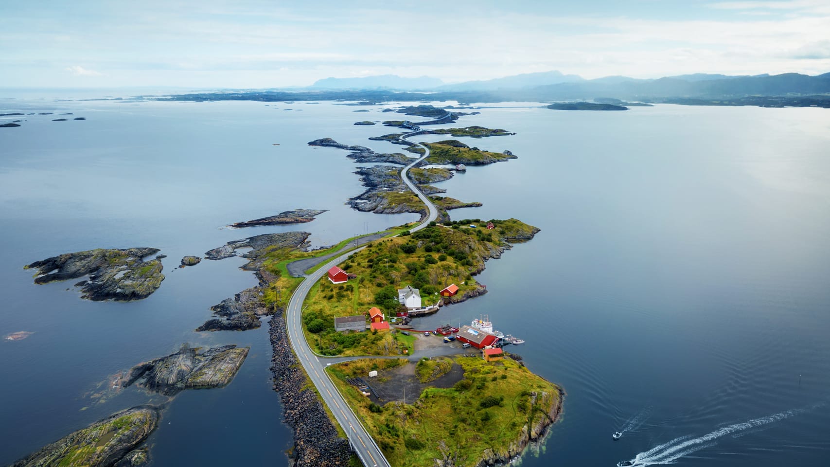 Die Atlantikstraße in Norwegen: Auf acht Brücken und über acht Kilometer führt die grandiose Straße über das Nordmeer.