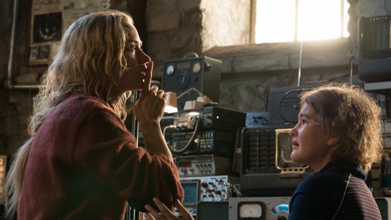 Emily Blunt (l) als Evelyn und Millicent Simmonds als Regan Abbott in einer Szene des Films "A Quiet Place".