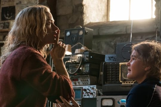 Emily Blunt (l) als Evelyn und Millicent Simmonds als Regan Abbott in einer Szene des Films "A Quiet Place".