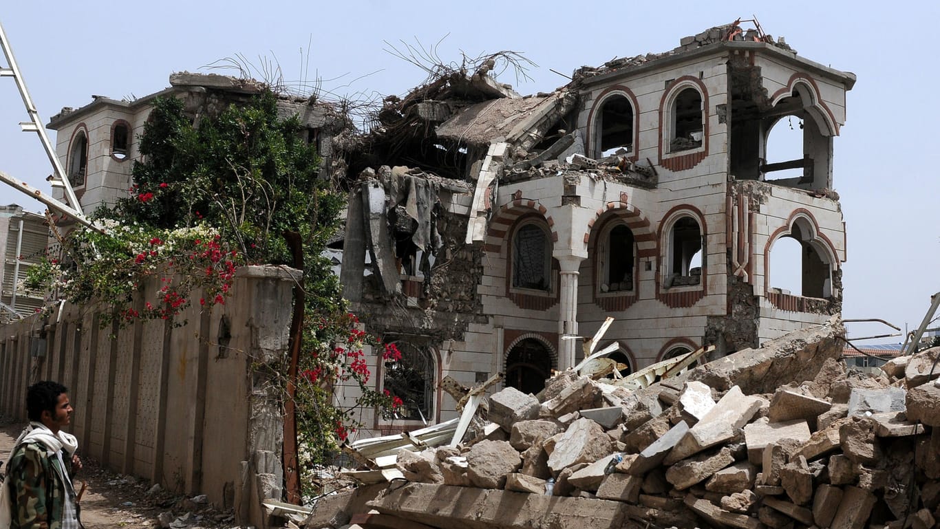 Ein Mann schaut auf ein Haus, das von Kampfflugzeugen des saudisch geführten Militärbündnisses zerstört wurde: Bei einer Hochzeit im Jemen sind bei einem der Luftangriffe mindestens 20 Menschen gestorben. (Archivbild)