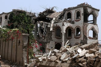 Ein Mann schaut auf ein Haus, das von Kampfflugzeugen des saudisch geführten Militärbündnisses zerstört wurde: Bei einer Hochzeit im Jemen sind bei einem der Luftangriffe mindestens 20 Menschen gestorben. (Archivbild)
