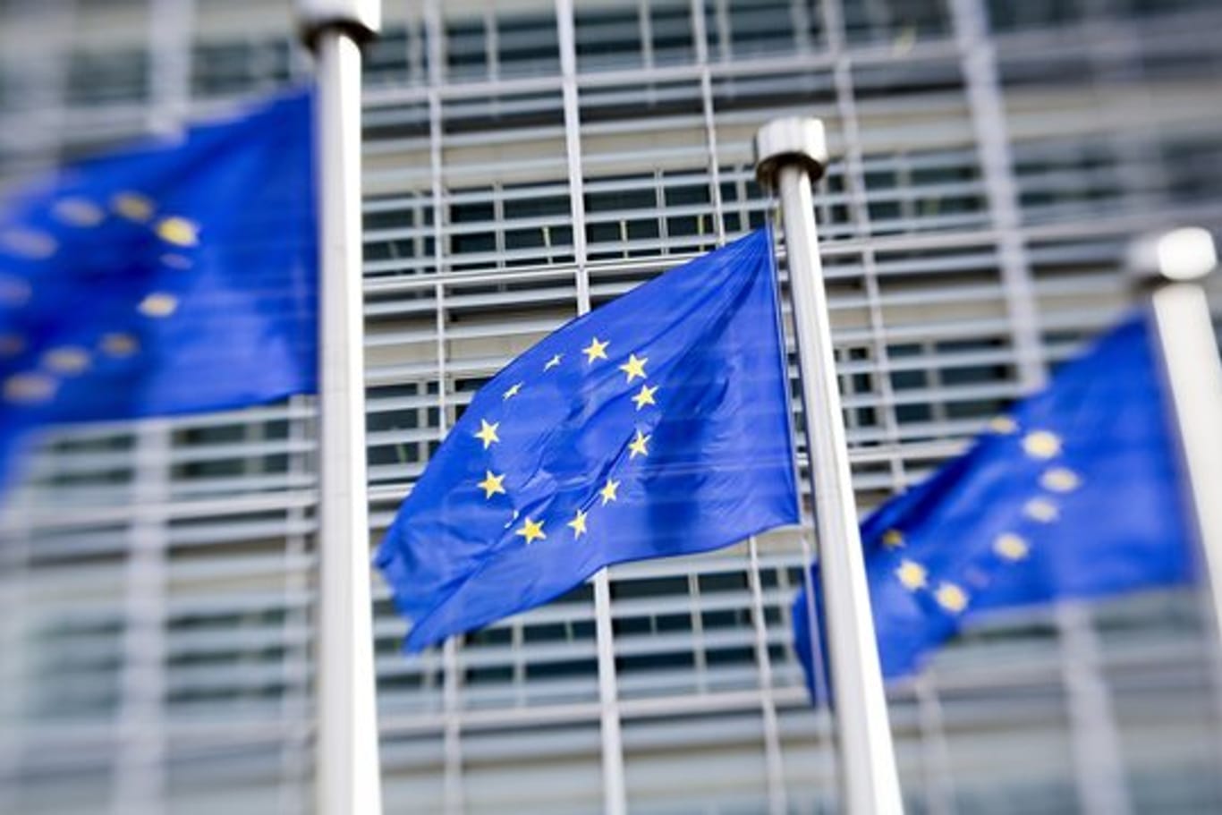 Mit dem Gesetzesvorschlag reagiert die EU-Kommission auf Enthüllungen wie die sogenannten Panama Papers, Luxleaks oder den Datenskandal um Facebook und Cambridge Analytica.