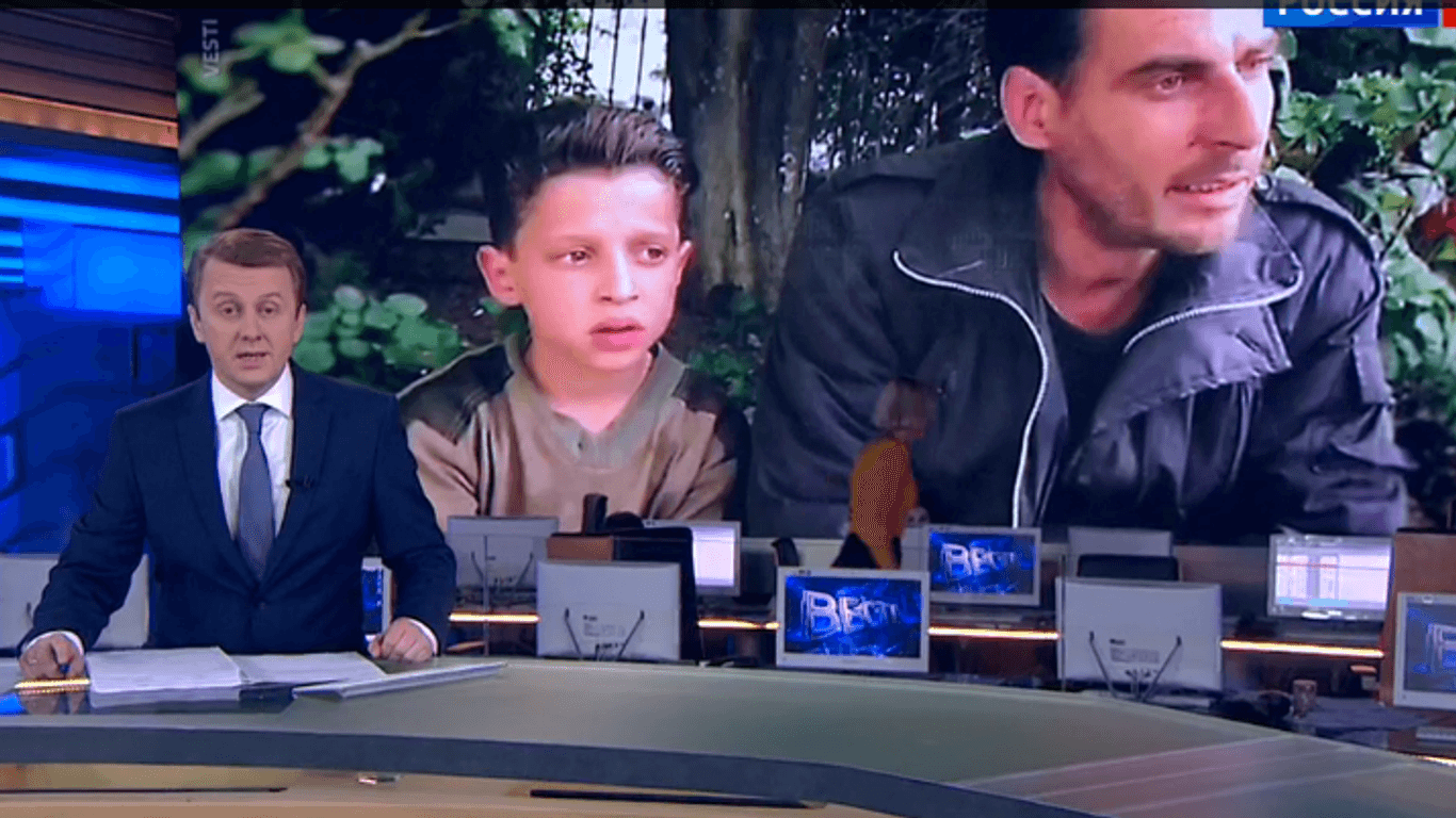 Der 11-jährige Hassa Diab und sein Vater im russischen Fernsehen: Sie werden als Zeugen dafür präsentiert, dass es in Duma keinen Giftgaseinsatz gegeben habe.