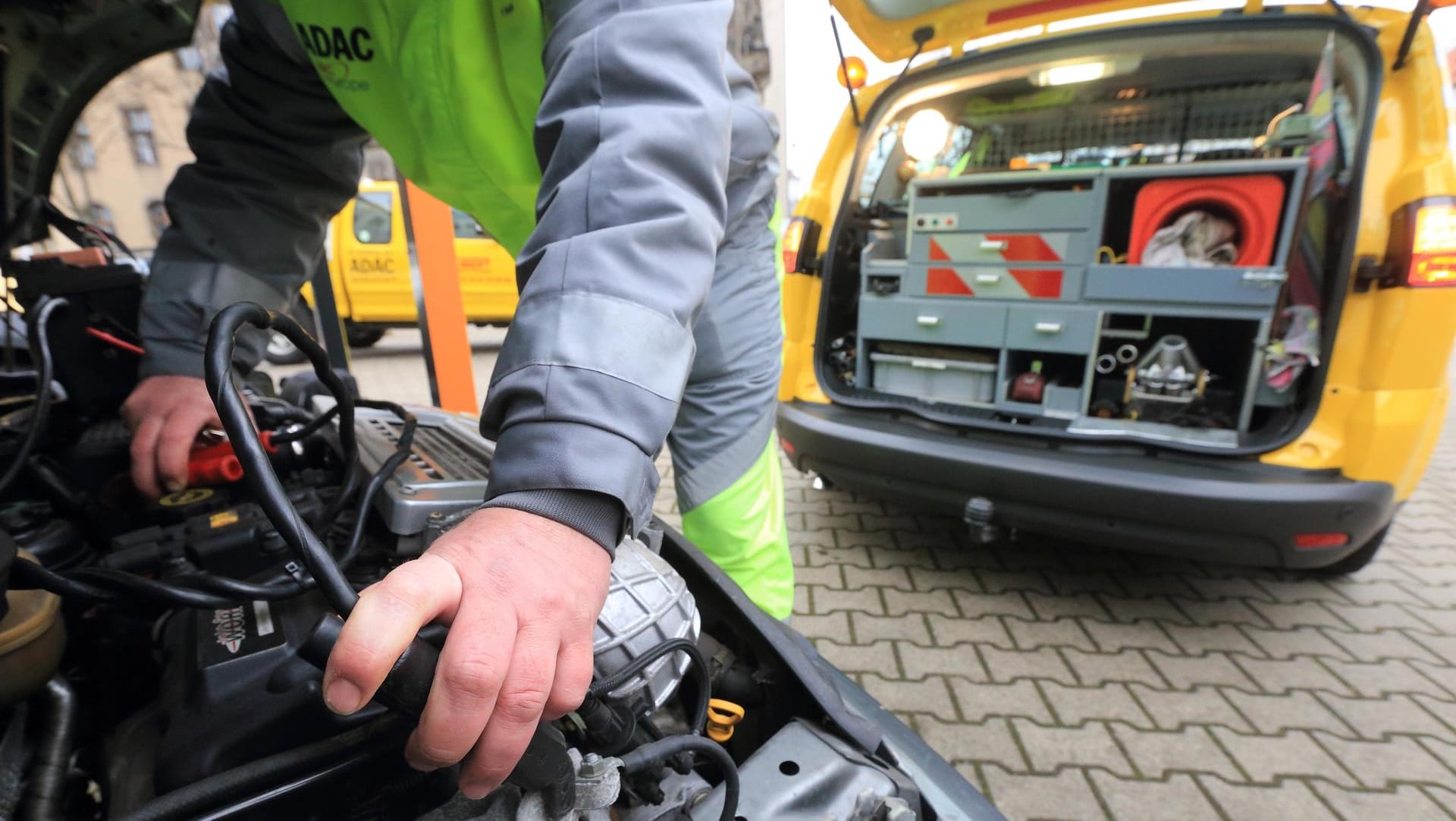 ADAC-Pannenhelfer im Einsatz: Im Schnitt 448-mal pro Stunde rückten die Helfer 2018 aus. Schlimmster Pannen-Tag war der 26. Februar.