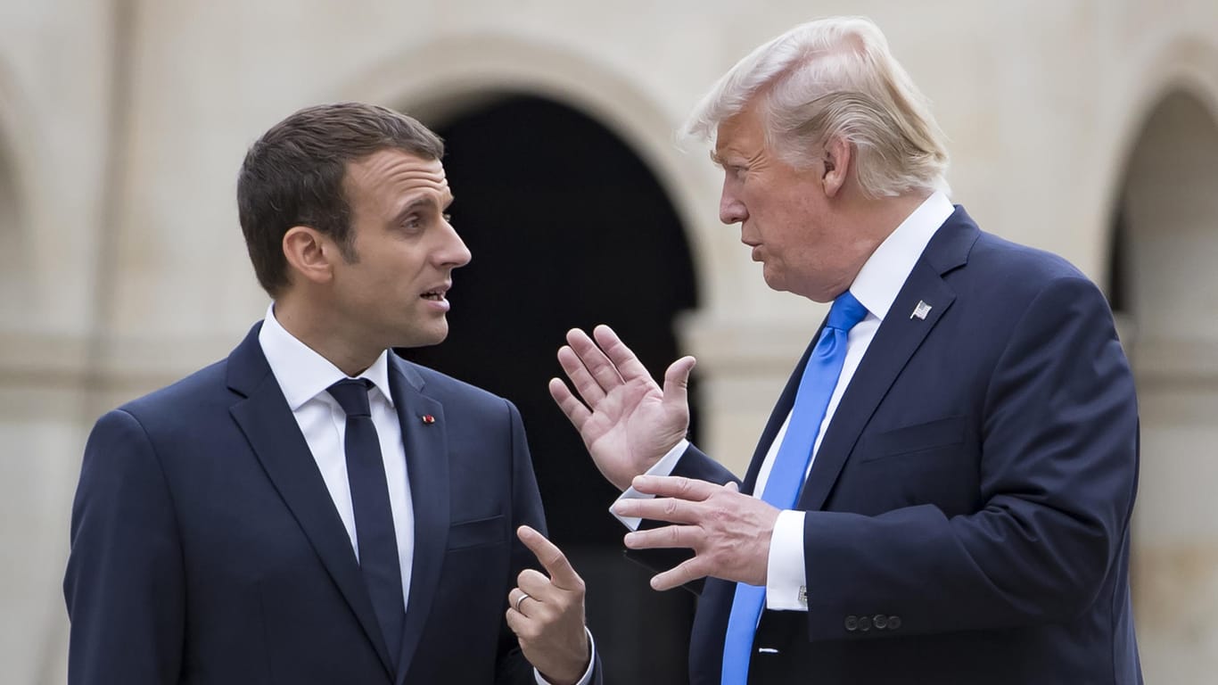 Emmanuel Macron und Donald Trump unterhalten sich in Paris: Macron reist am Montag zu Trump und möchte mit diesem vor allem über drei Themen sprechen.