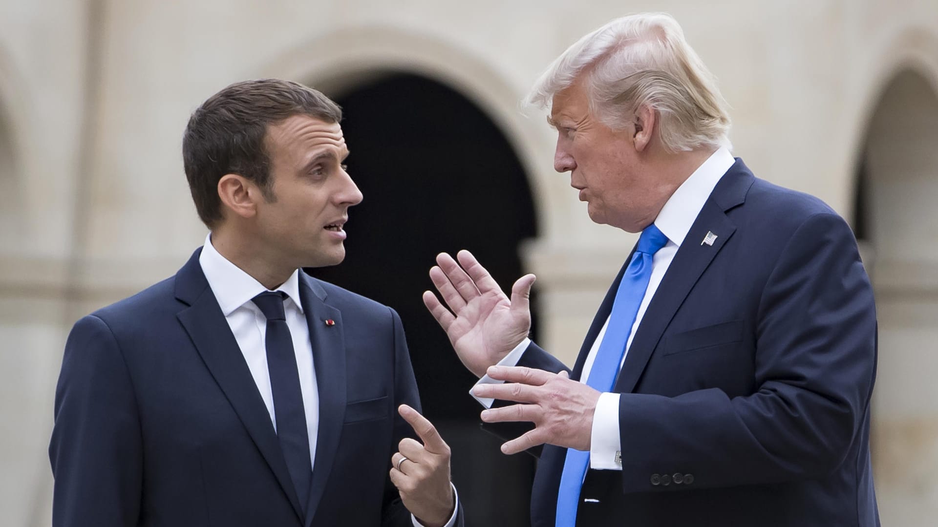Emmanuel Macron und Donald Trump unterhalten sich in Paris: Macron reist am Montag zu Trump und möchte mit diesem vor allem über drei Themen sprechen. Emmanuel Macron und Donald Trump unterhalten sich in Paris: Macron reist am Montag zu Trump und möchte mit diesem vor allem über drei Themen sprechen.