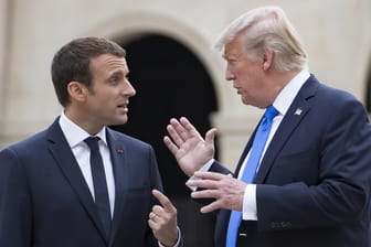 Emmanuel Macron und Donald Trump unterhalten sich in Paris: Macron reist am Montag zu Trump und möchte mit diesem vor allem über drei Themen sprechen.