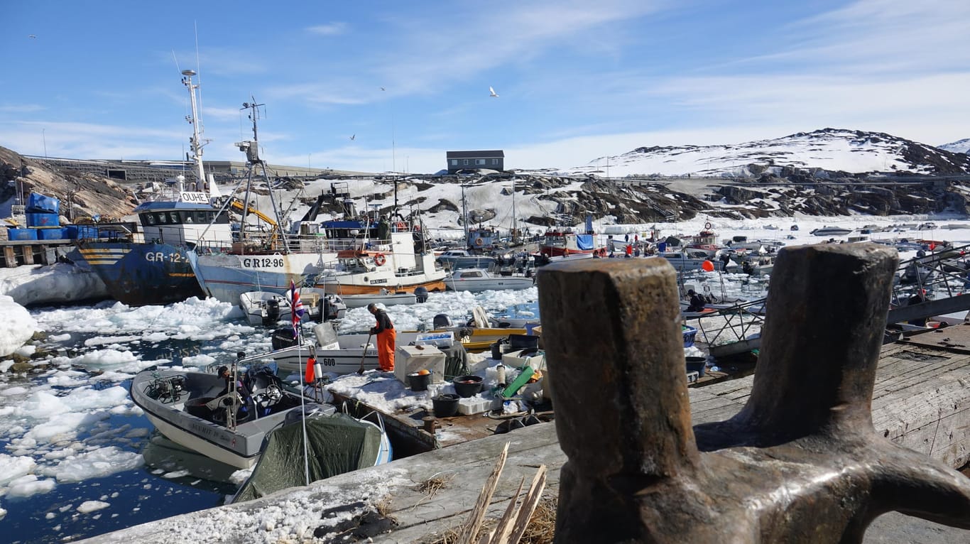 Blick auf den Hafen in Ilulissat: Geld verdienen die Grönländer vorwiegend in der Fischindustrie.